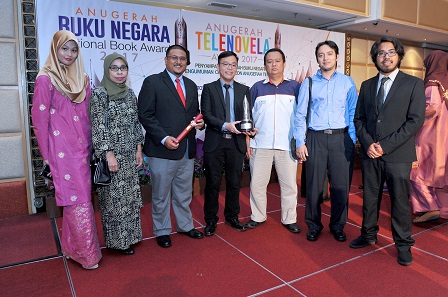 Dari kiri, Penerbit UPM bersama penulis buku Discovering   Birds